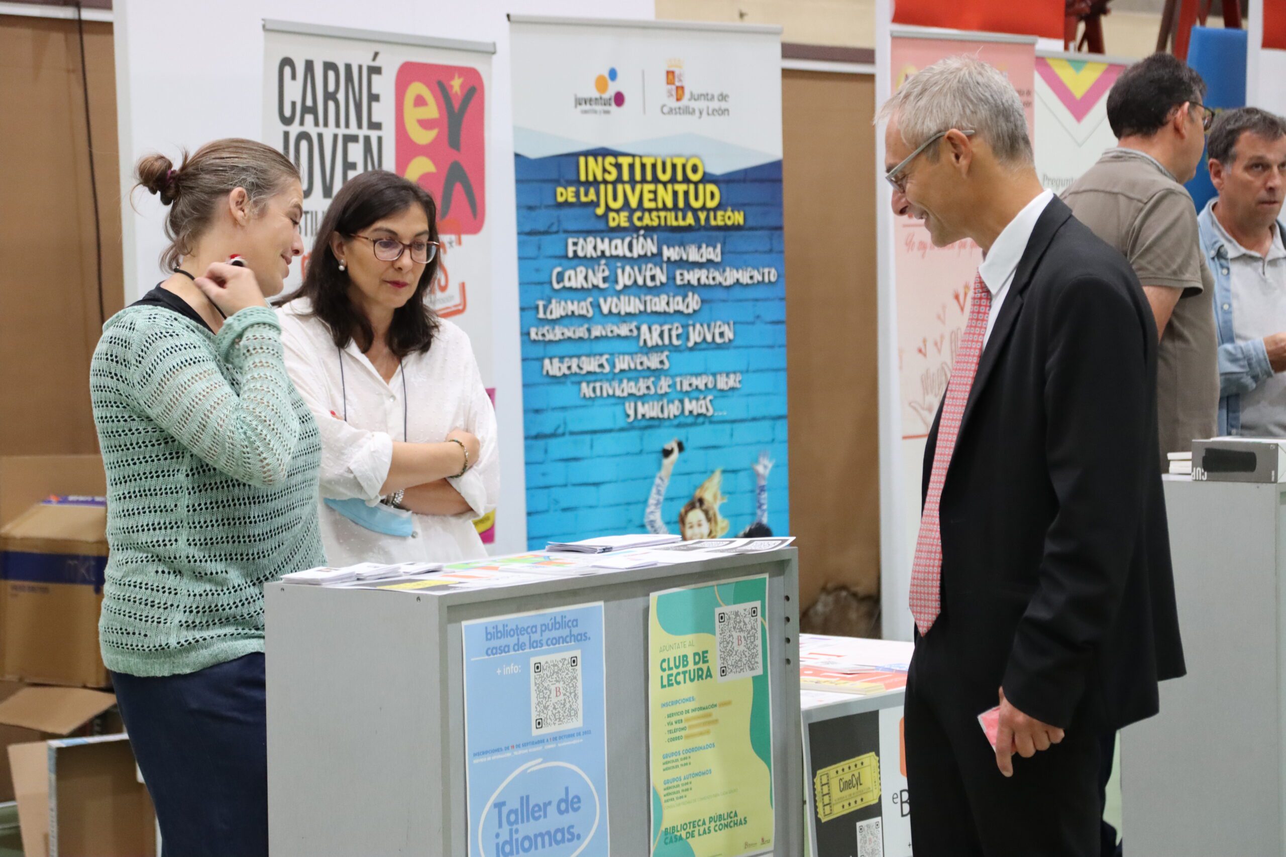 Cientos de estudiantes visitan la Feria de Bienvenida de la Universidad ...