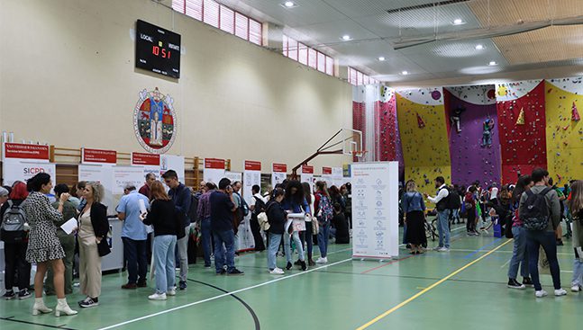 Cientos de estudiantes visitan la Feria de Bienvenida de la Universidad ...